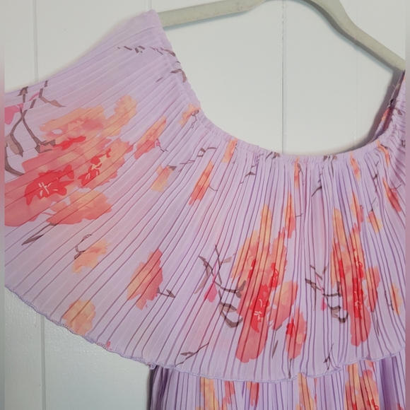 Entro Off Shoulder Tiered Plisse Pleated Midi Dresa Floral Lavender & Pink MD - Picture 3 of 10
